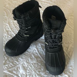 Boy’s Lands’ End Expedition Insulated Winter Boots, size 4